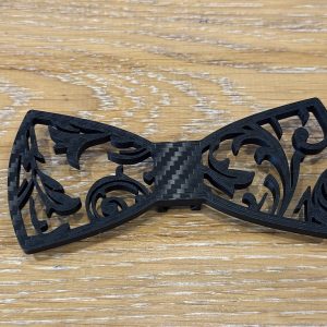 Papillon Merletti – Papillon Elegante da Crociera in PLA con Finitura Carbonio | Senza Laccetto